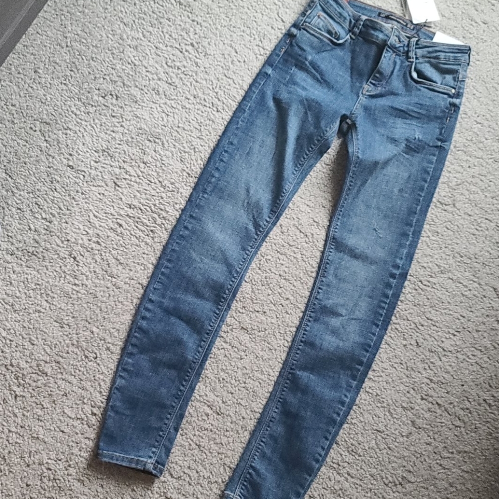 Zara Trafluc embrace silhouettes curved leg denim